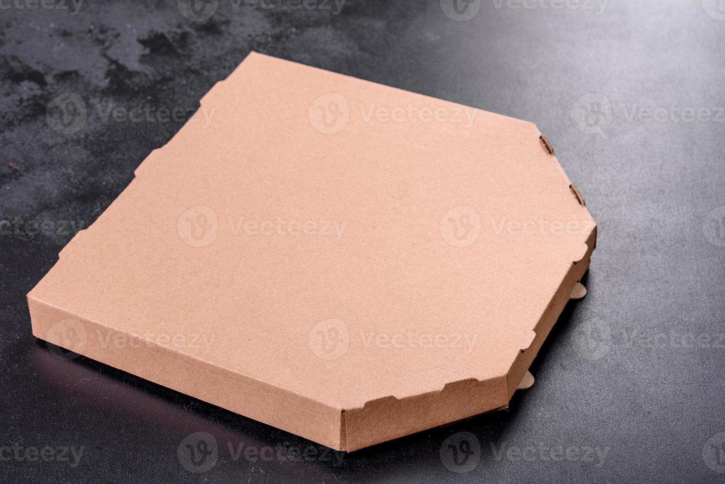 brauner Karton in quadratischer Form für den Transport und die Lieferung von Pizza foto