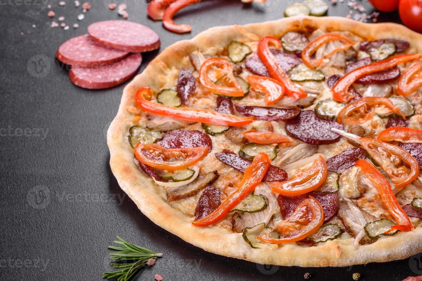 frische leckere Pizza im Herdofen mit Wurst, Paprika und Tomaten foto