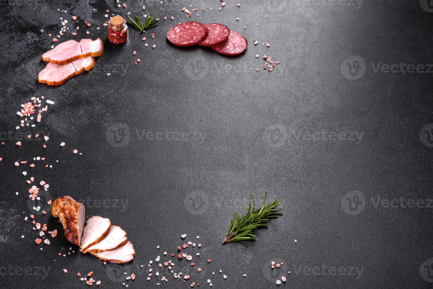 Zutaten für die Herstellung von Pizza mit Wursttomaten und Käse im Herdofen foto