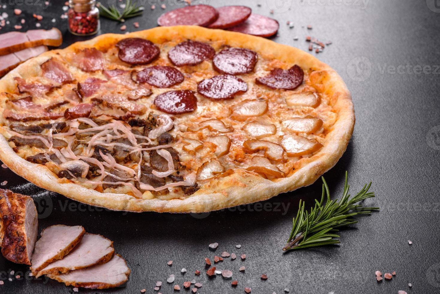 frische leckere Pizza aus dem Herd mit vier Fleisch- und Wurstsorten foto