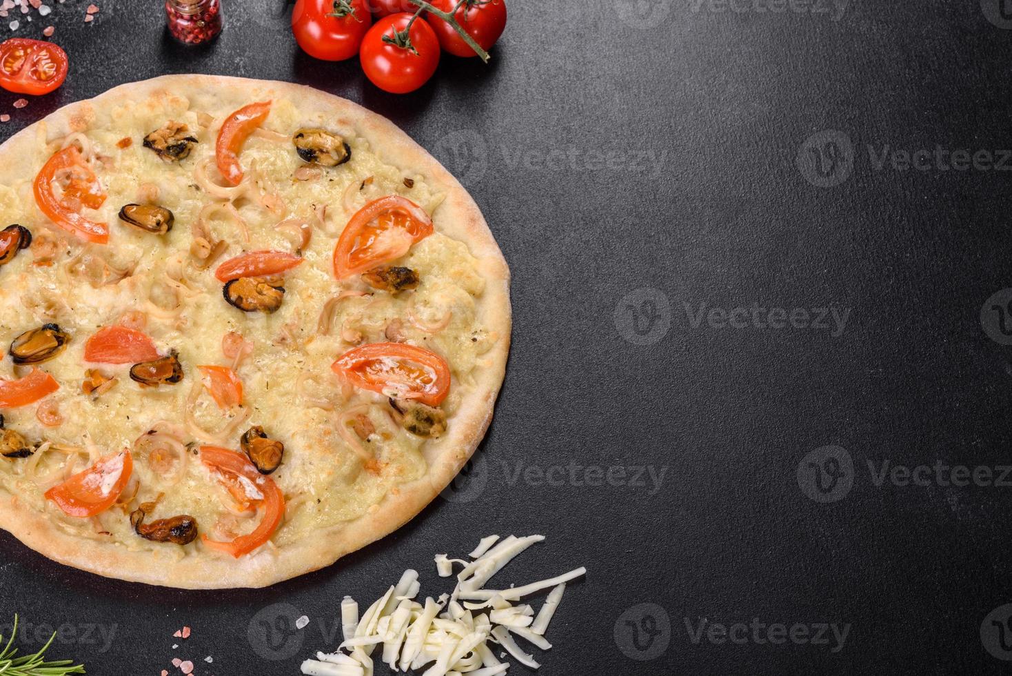 frische leckere Pizza im Herdofen mit Garnelenmuscheln und anderen Meeresfrüchten foto