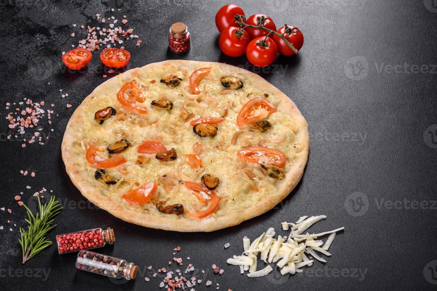 frische leckere Pizza im Herdofen mit Garnelenmuscheln und anderen Meeresfrüchten foto