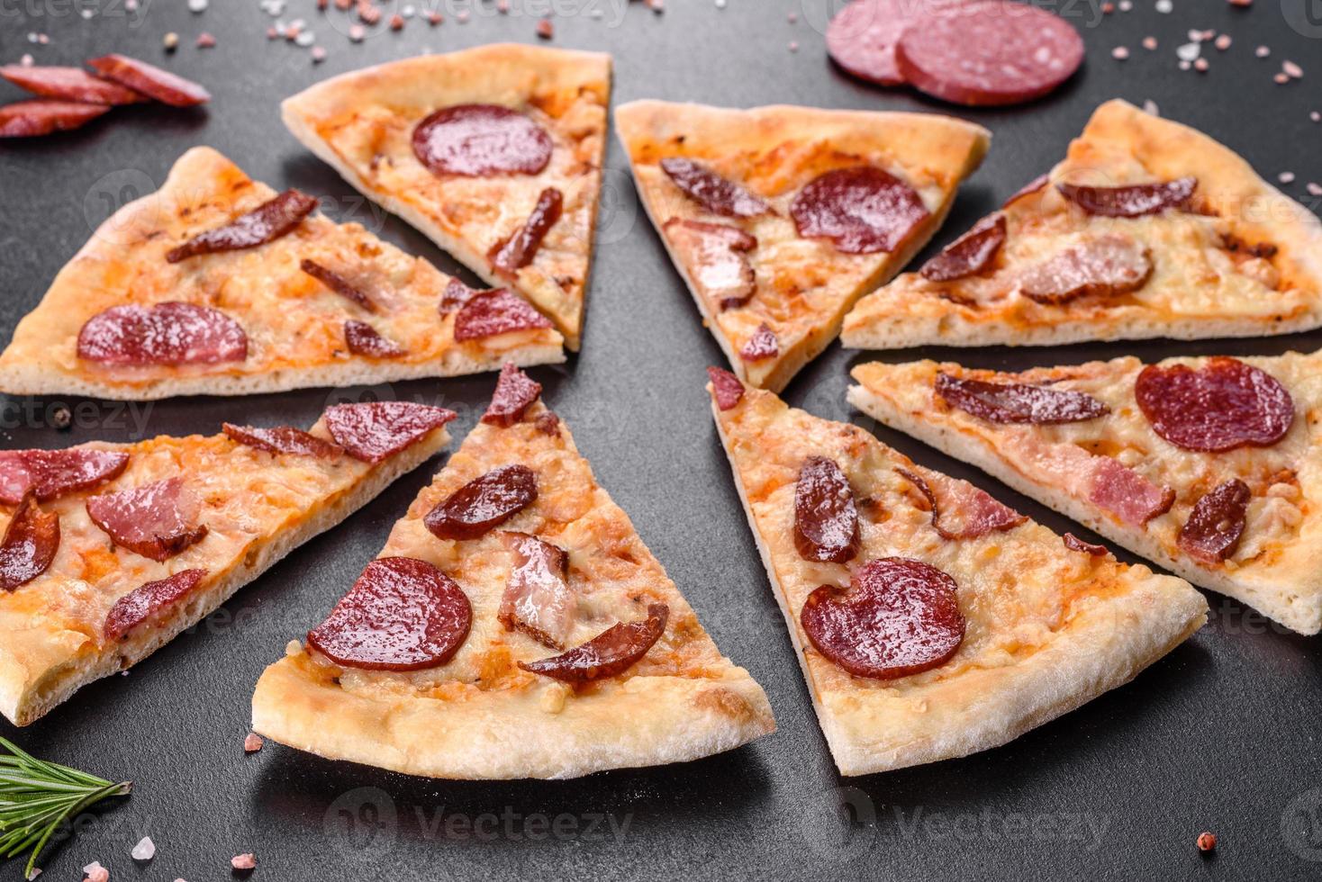 frische leckere Pizza aus dem Herd mit vier Fleisch- und Wurstsorten foto