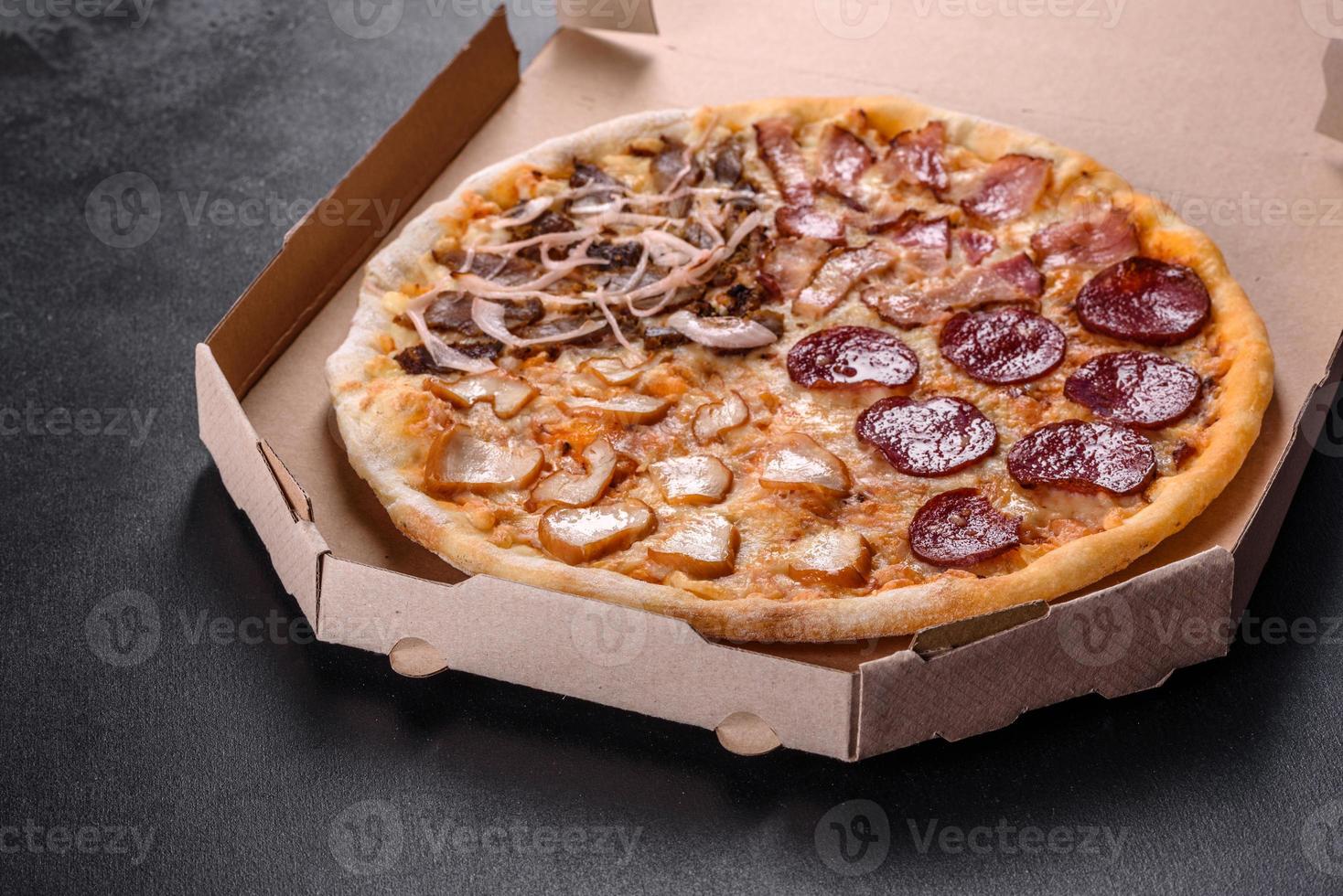 frische leckere Pizza aus dem Herd mit vier Fleisch- und Wurstsorten foto