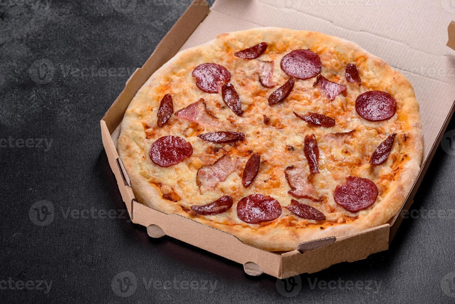 frische leckere Pizza aus dem Herd mit vier Fleisch- und Wurstsorten foto