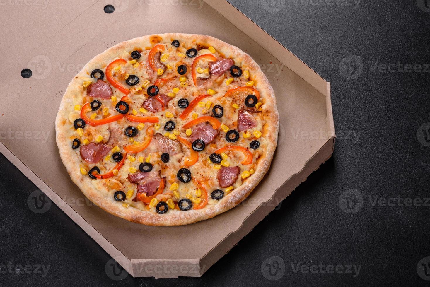 frische leckere Pizza aus dem Herd mit Oliven, Peperoni und Schinken foto