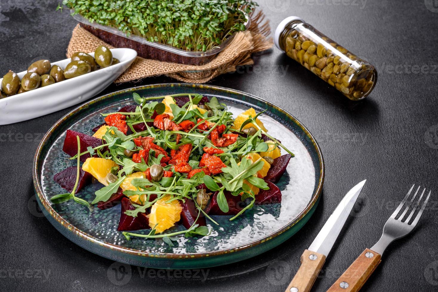 leckerer frischer gesunder Salat mit gekochten Rüben, Microgreen und Orange foto