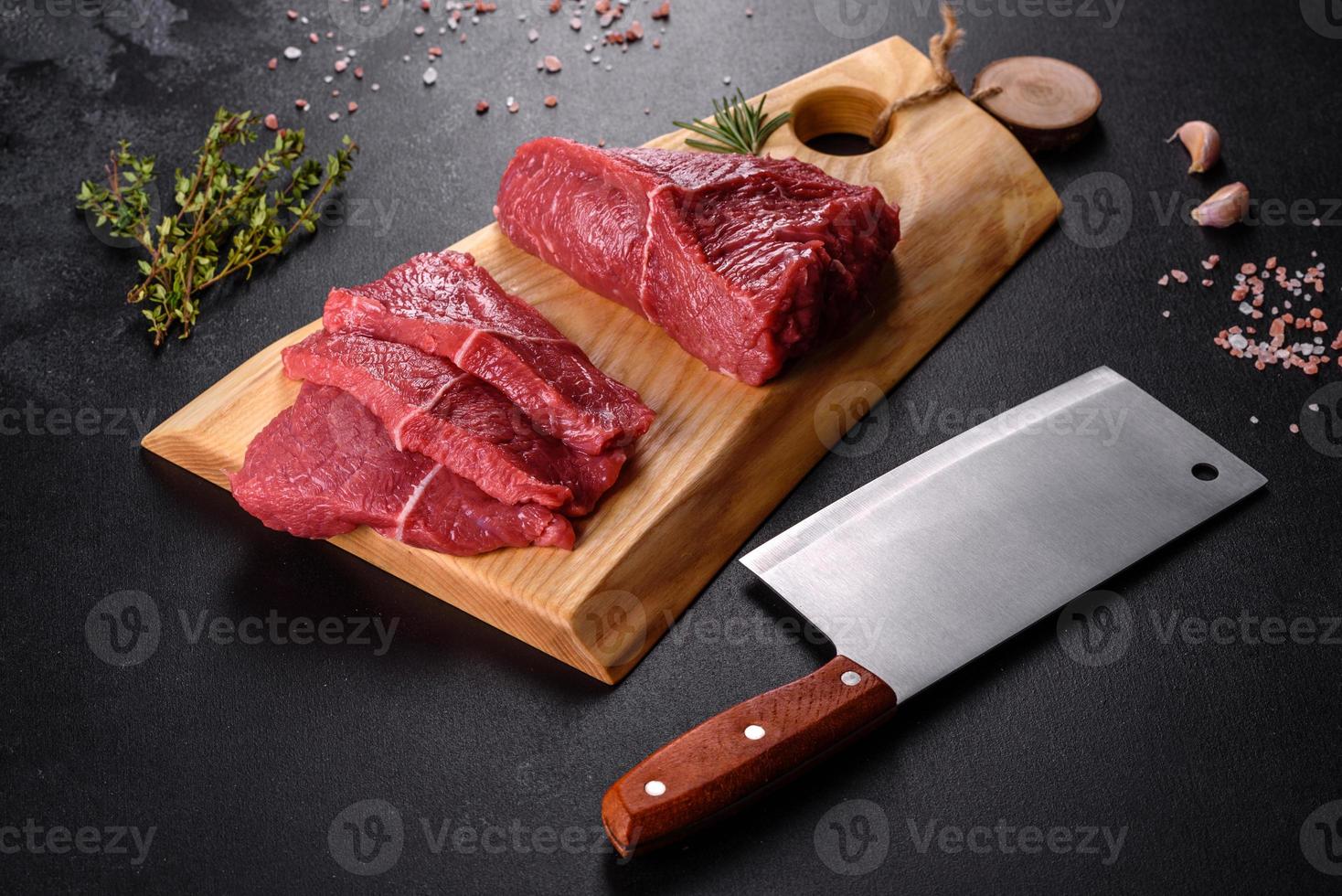 frisches rohes Rindfleisch für ein köstliches saftiges Steak mit Gewürzen und Kräutern foto