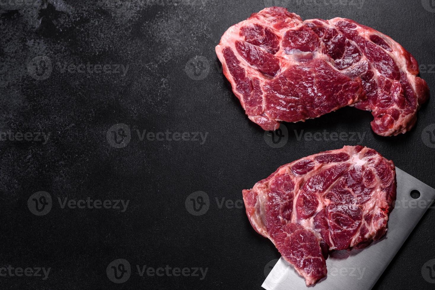 frisches rohes Rindfleisch für ein köstliches saftiges Steak mit Gewürzen und Kräutern foto