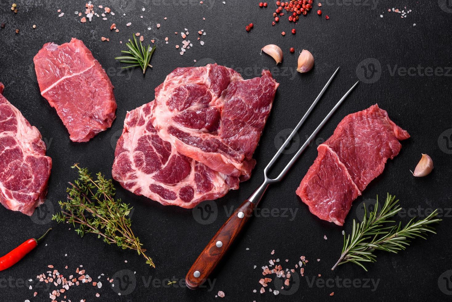 frisches rohes Rindfleisch für ein köstliches saftiges Steak mit Gewürzen und Kräutern foto