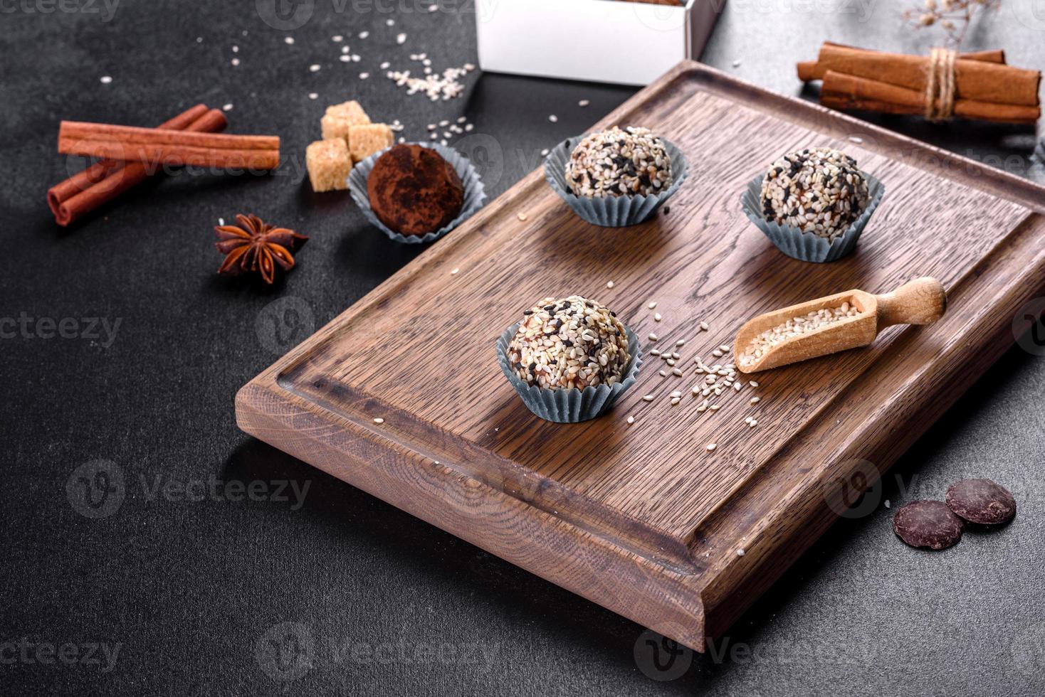 leckere frische handgemachte süße Bonbons mit Käsefüllung und Bestreuung foto