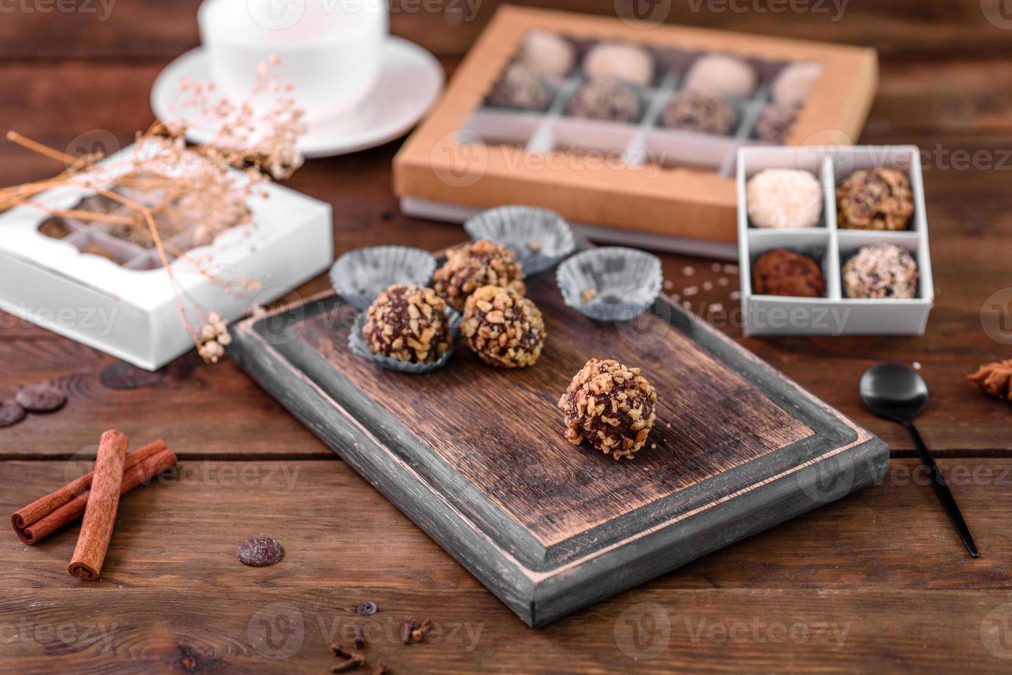 leckere frische handgemachte süße Bonbons mit Käsefüllung und Bestreuung foto