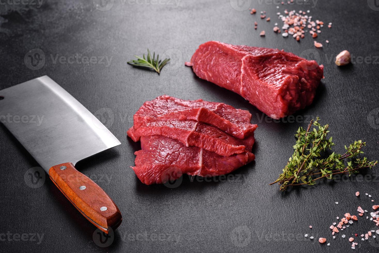 frisches rohes Rindfleisch für ein köstliches saftiges Steak mit Gewürzen und Kräutern foto