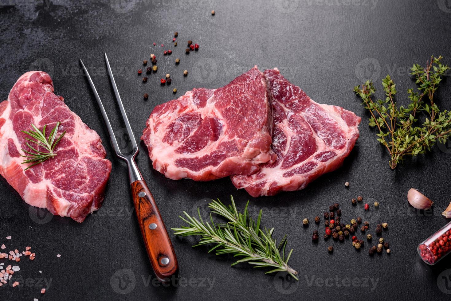 frisches rohes Rindfleisch für ein köstliches saftiges Steak mit Gewürzen und Kräutern foto