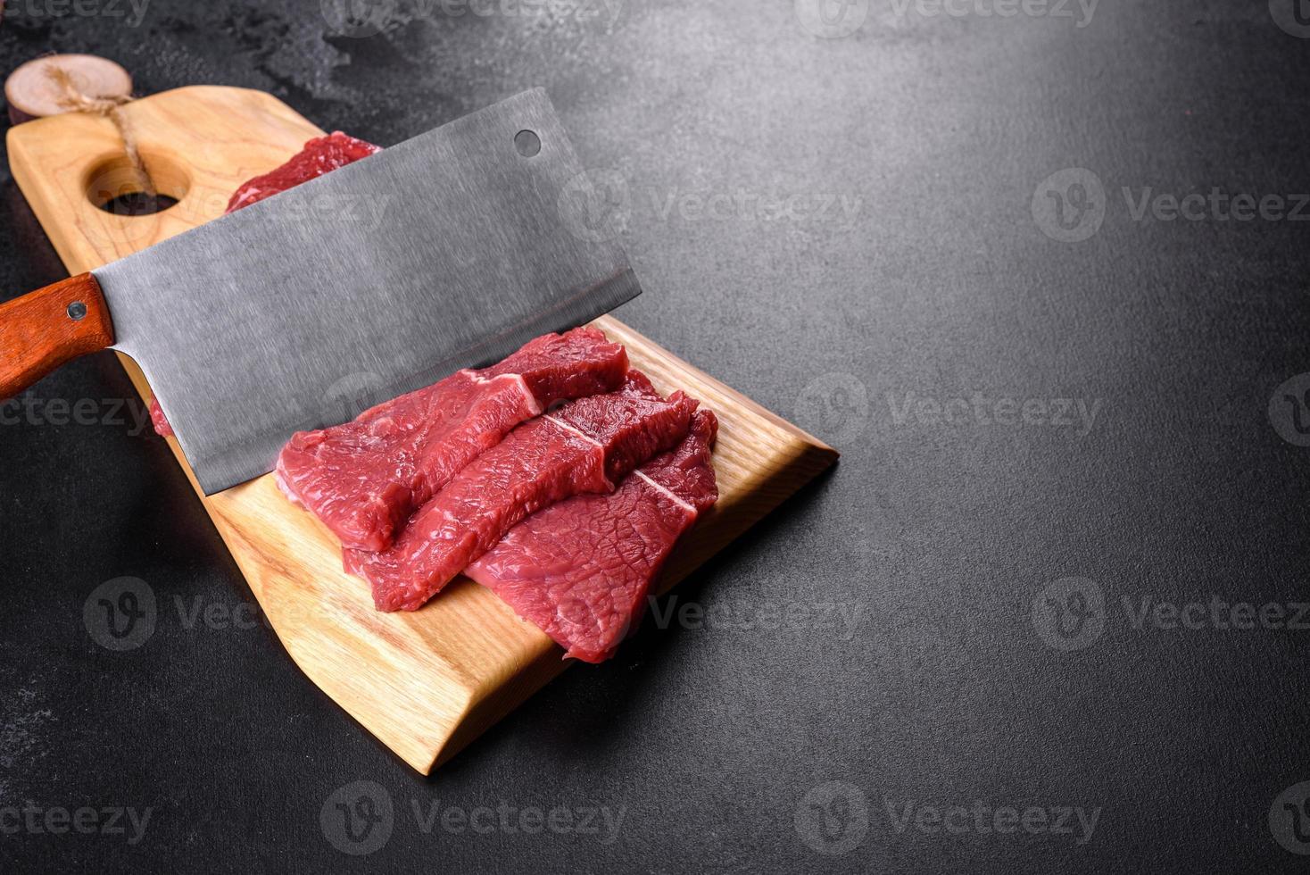 frisches rohes Rindfleisch für ein köstliches saftiges Steak mit Gewürzen und Kräutern foto