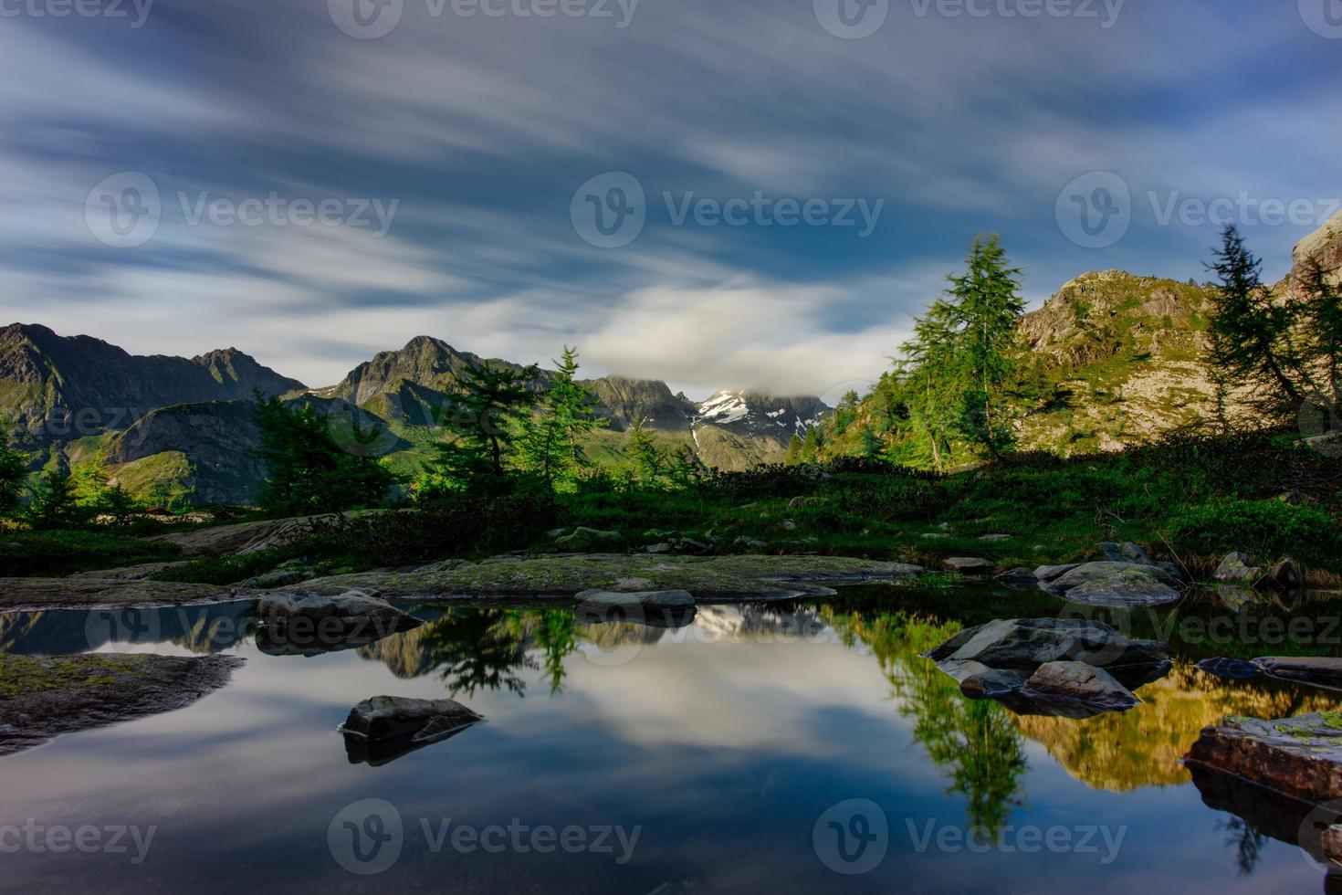 Wasserspiegel in Berglandschaft in den italienischen Alpenalp foto