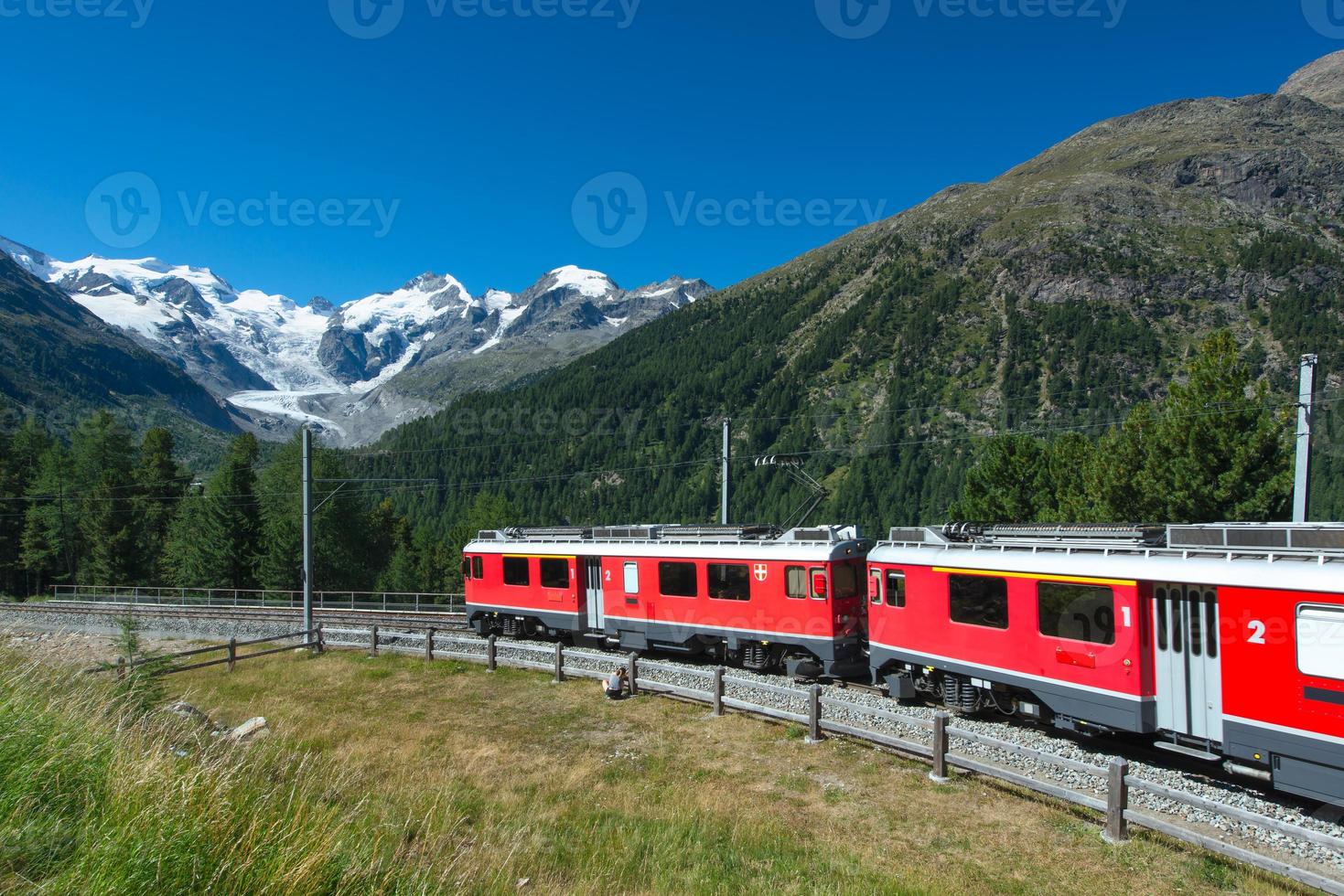 Schweizer Bergzug Bernina Express überquerte Alpen foto