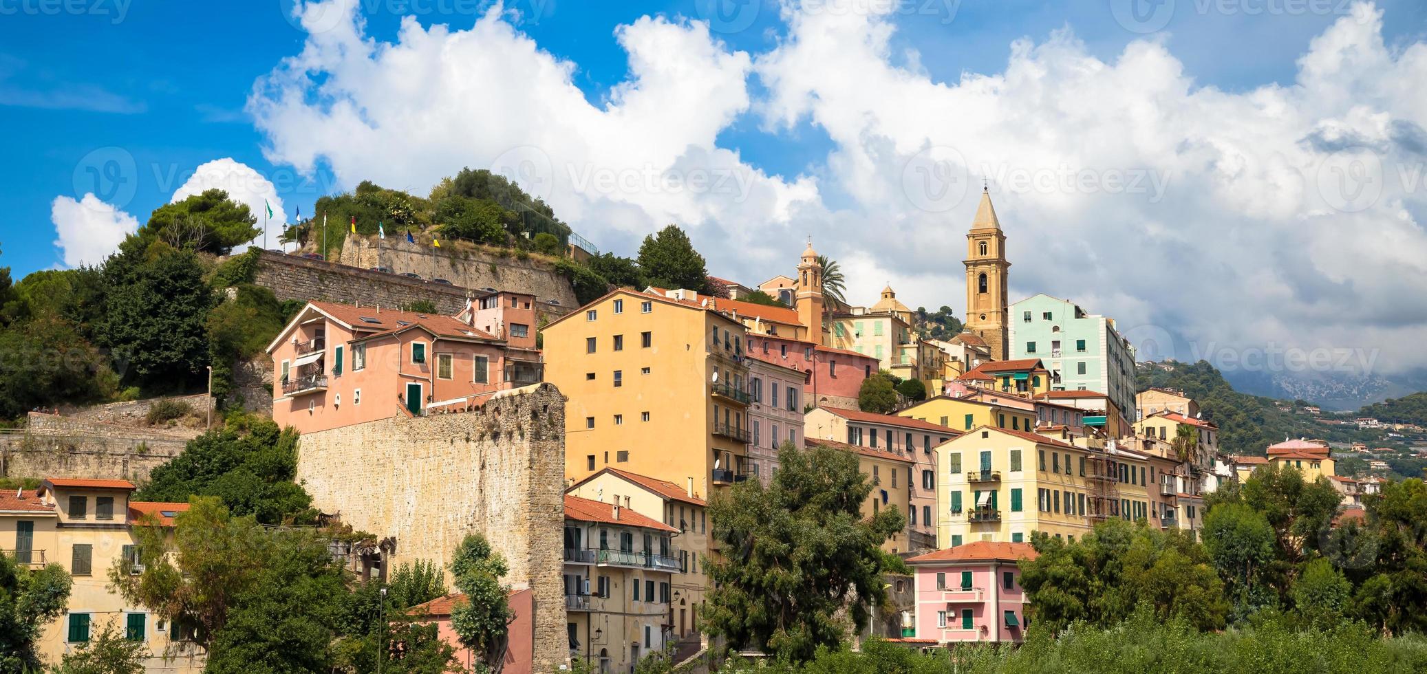 Ventimiglia Dorf in Italien, Ligurien, mit blauem Himmel foto