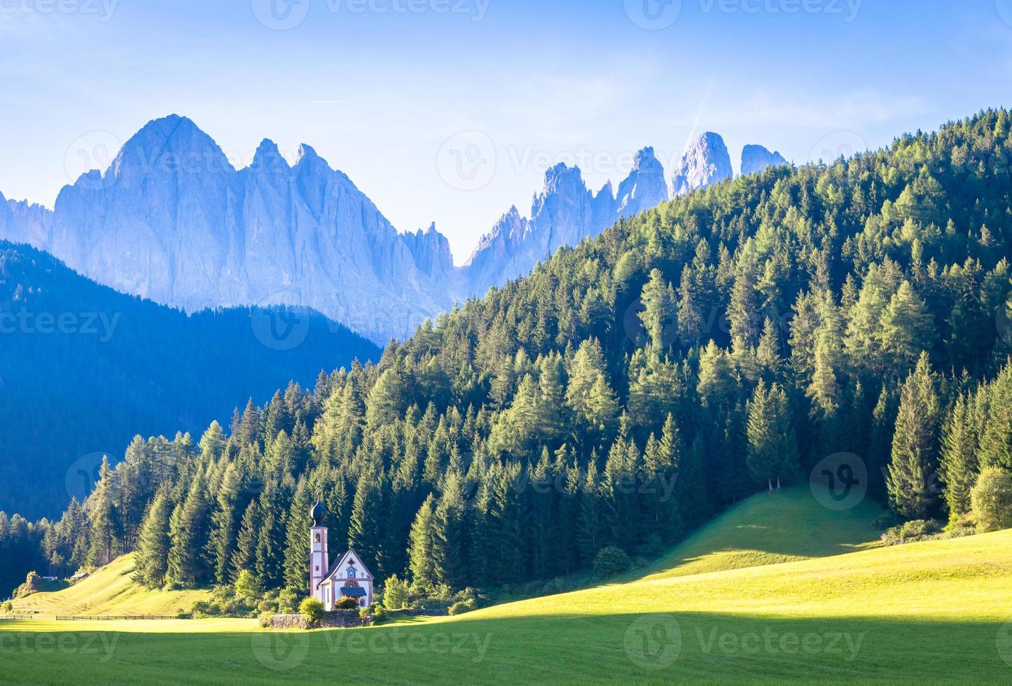 Blick auf die kleine Kirche St. John in Ranui, Dolomiten, foto