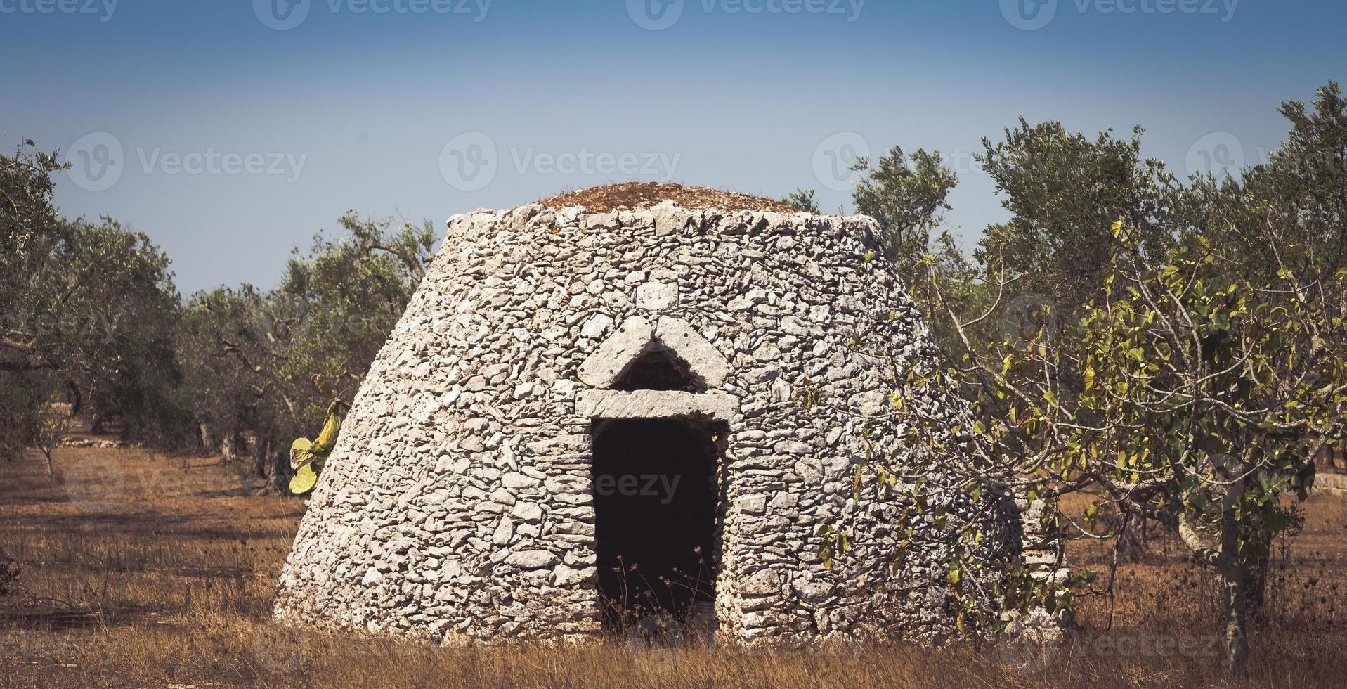 Region Apulien, Italien. traditionelles Lagerhaus aus Stein foto