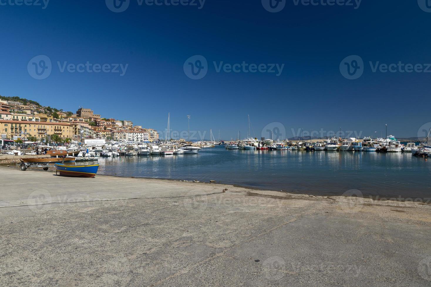 Porto Santo Stefano Hafen mit Booten und dem Meer, Italien, 2020 foto