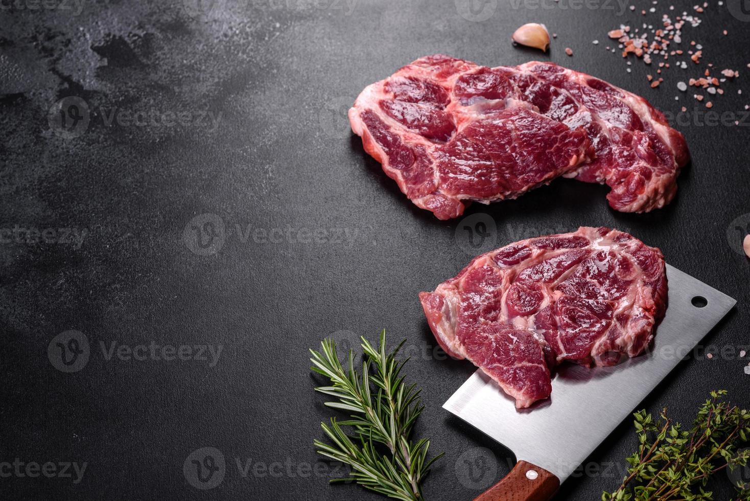 frisches rohes Rindfleisch für ein köstliches saftiges Steak mit Gewürzen und Kräutern foto