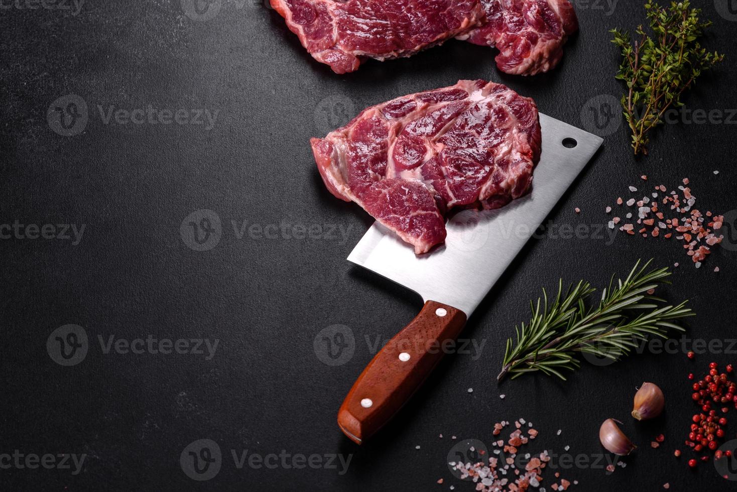 frisches rohes Rindfleisch für ein köstliches saftiges Steak mit Gewürzen und Kräutern foto