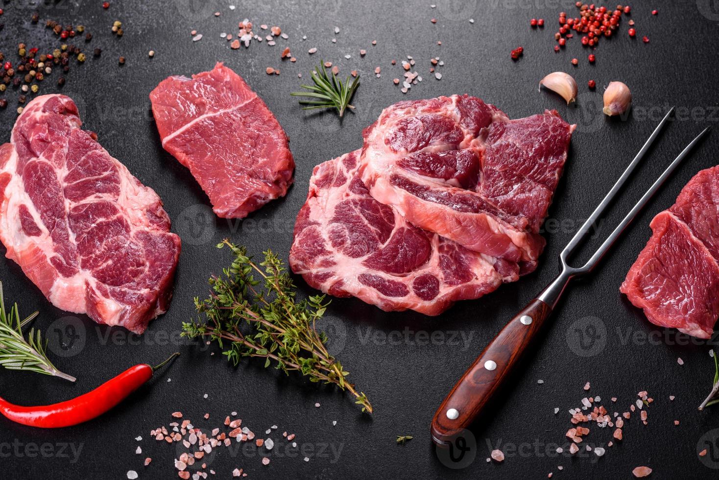 frisches rohes Rindfleisch für ein köstliches saftiges Steak mit ...