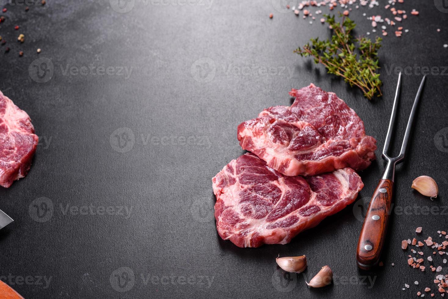 frisches rohes Rindfleisch für ein köstliches saftiges Steak mit Gewürzen und Kräutern foto