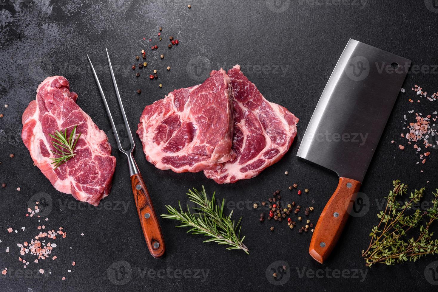 frisches rohes Rindfleisch für ein köstliches saftiges Steak mit Gewürzen und Kräutern foto