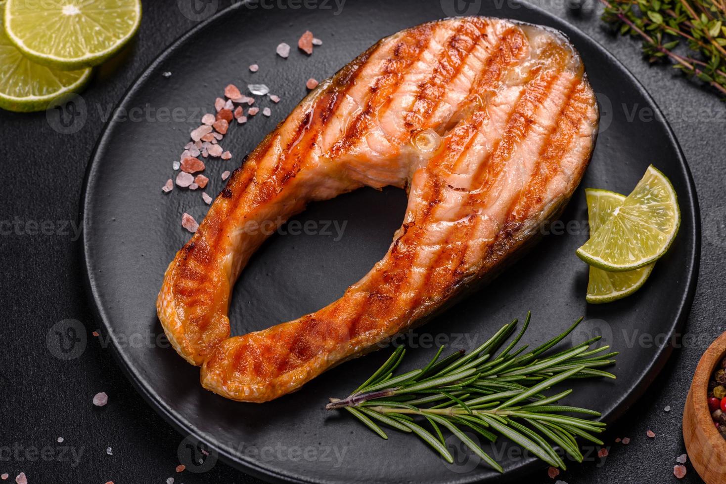 frisch zubereitetes leckeres Lachssteak mit Gewürzen und Kräutern vom Grill gebacken foto