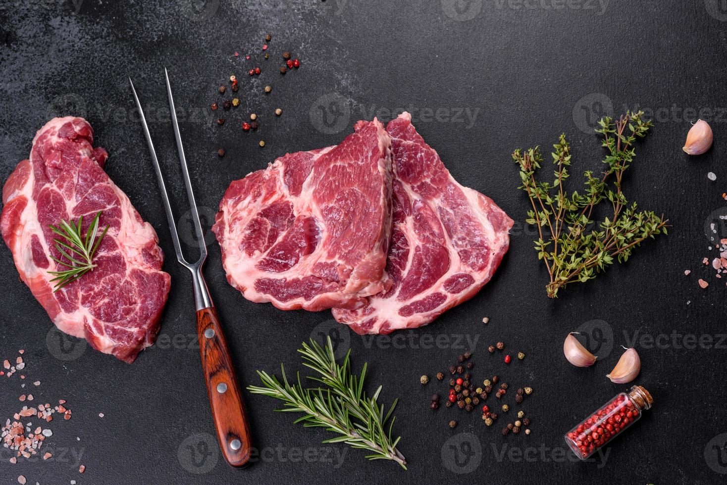 frisches rohes Rindfleisch für ein köstliches saftiges Steak mit Gewürzen und Kräutern foto