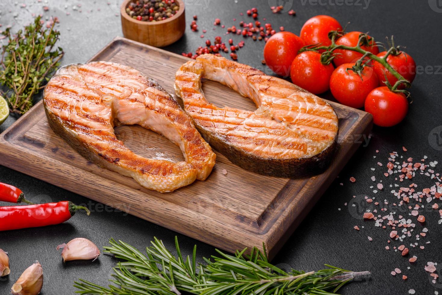 frisch zubereitetes leckeres Lachssteak mit Gewürzen und Kräutern vom Grill gebacken foto