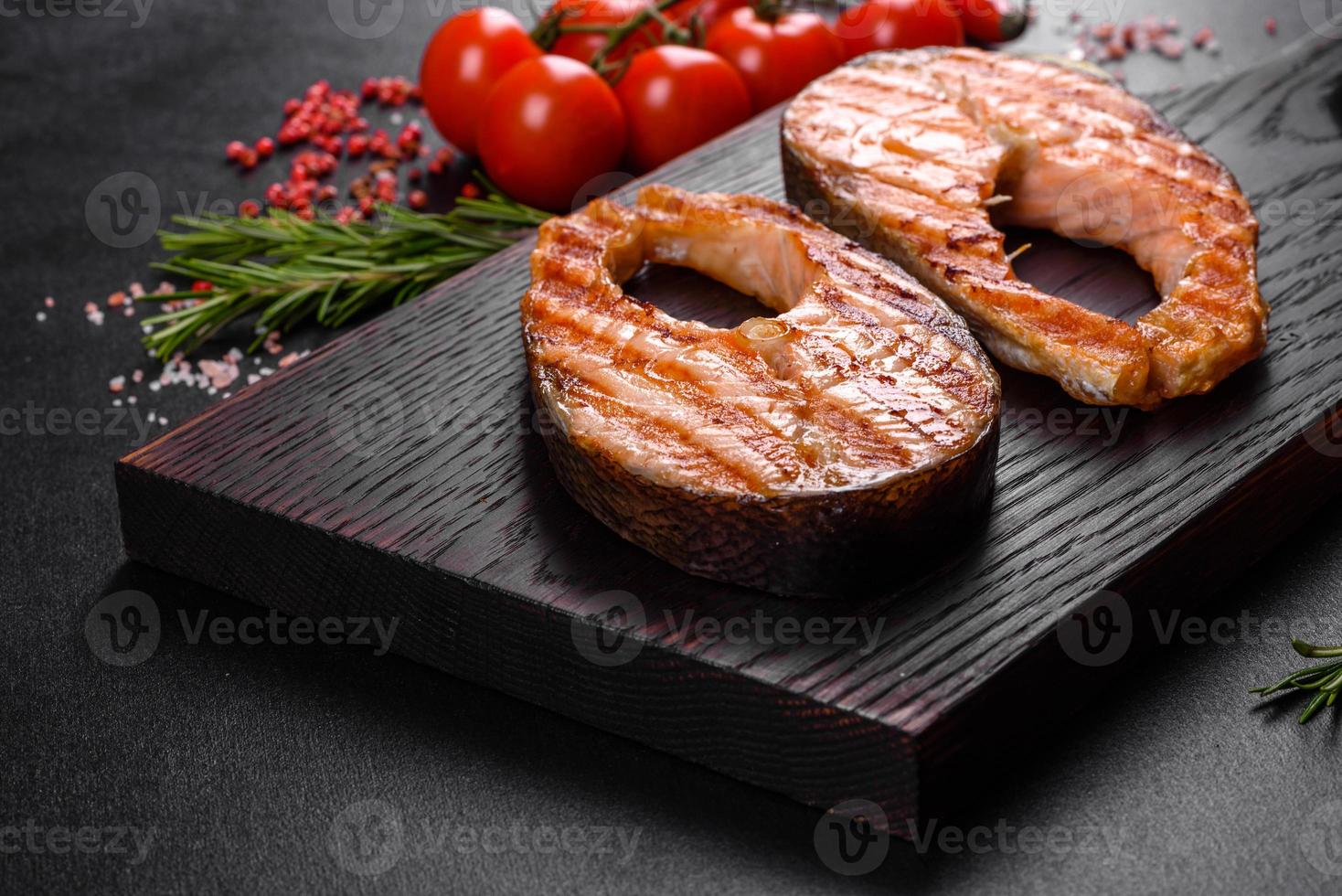 frisch zubereitetes leckeres Lachssteak mit Gewürzen und Kräutern vom Grill gebacken foto