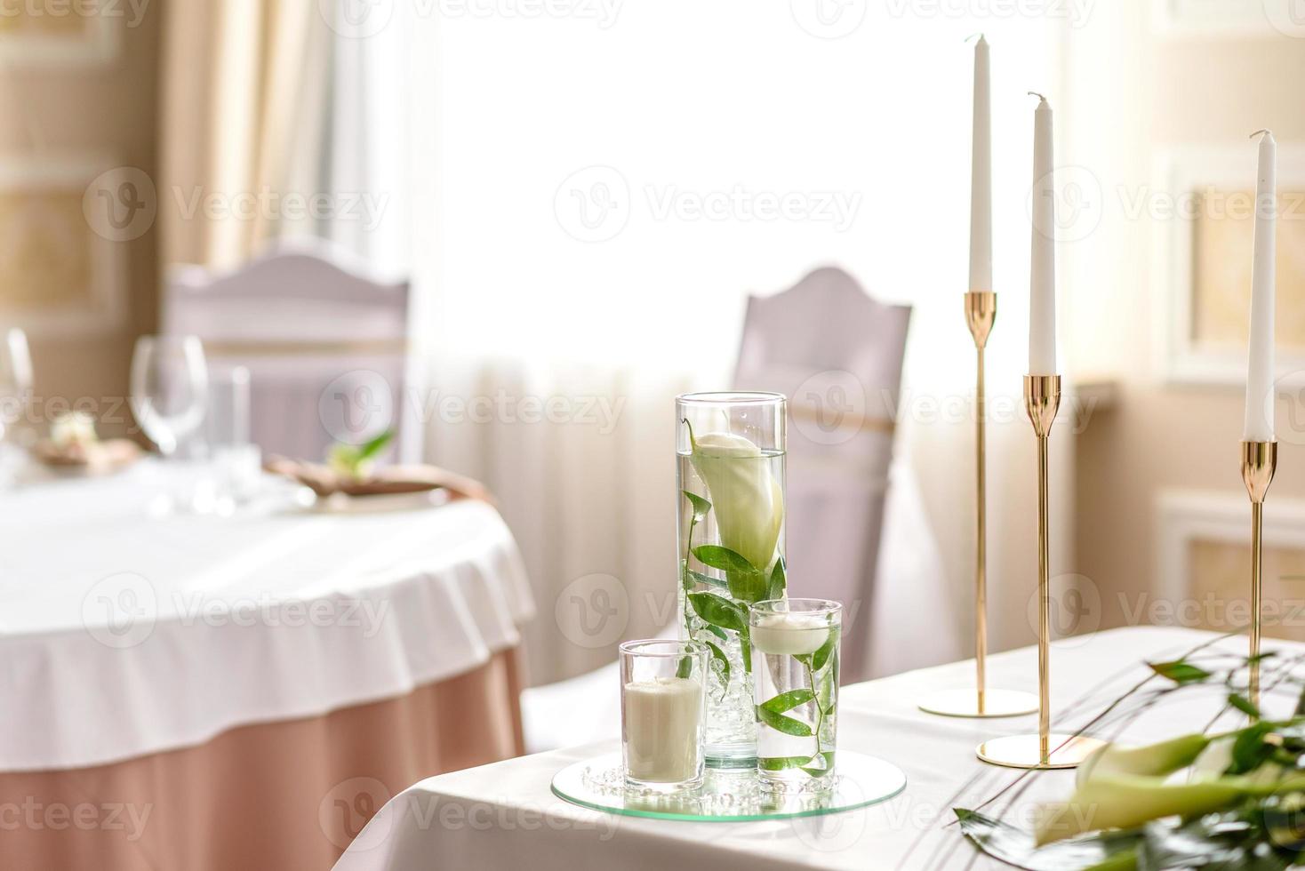 schöne Dekoration des Hochzeitsurlaubs mit Blumen und Grün mit Floristendekoration foto