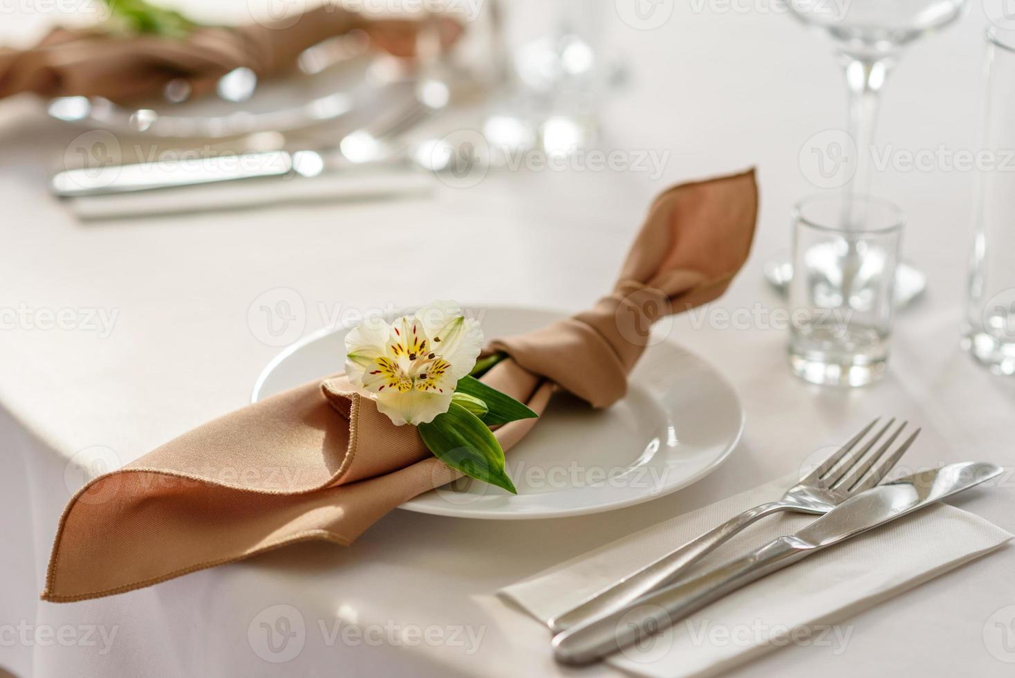 schöne Dekoration des Hochzeitsurlaubs mit Blumen und Grün mit Floristendekoration foto