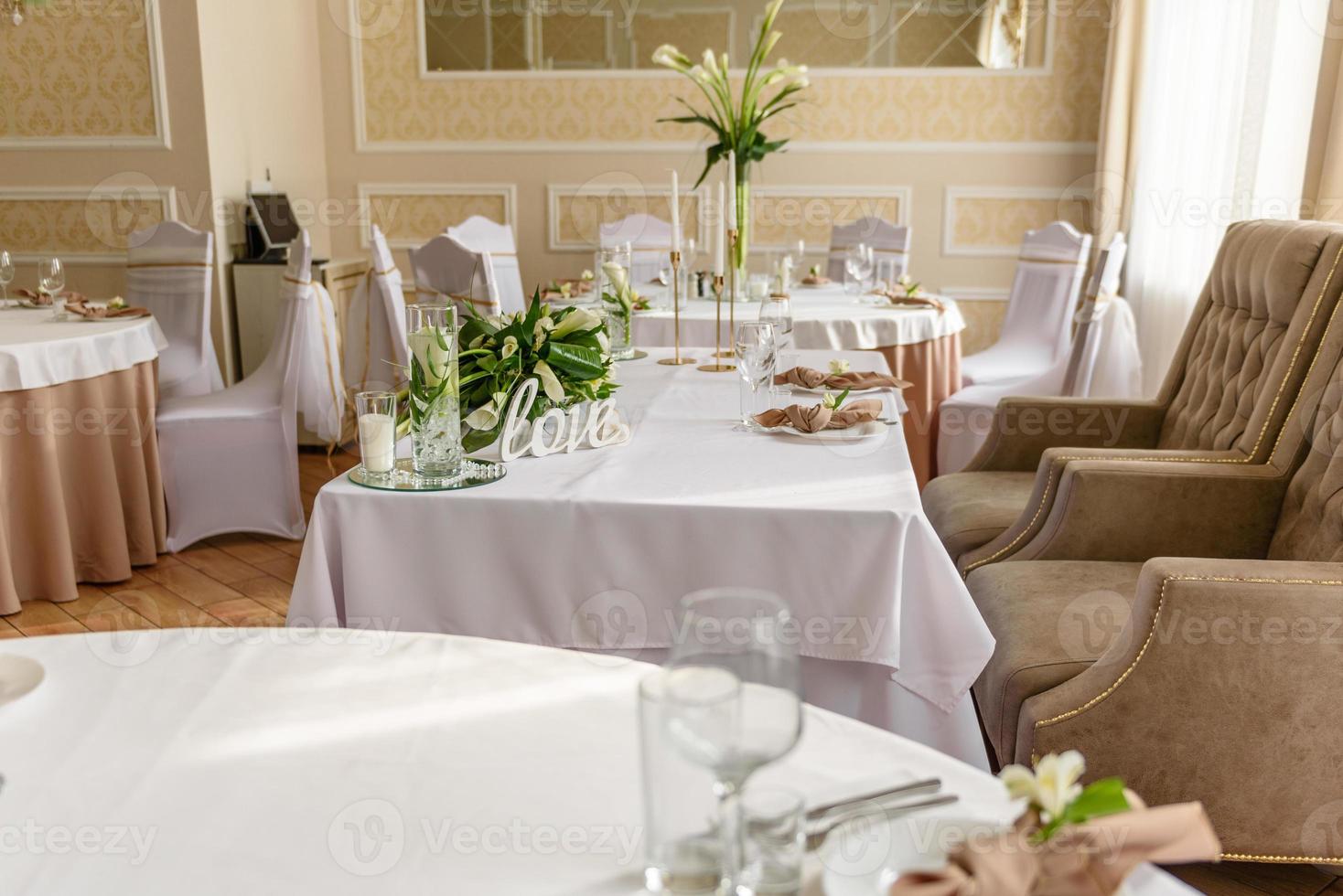 schöne Dekoration des Hochzeitsurlaubs mit Blumen und Grün mit Floristendekoration foto