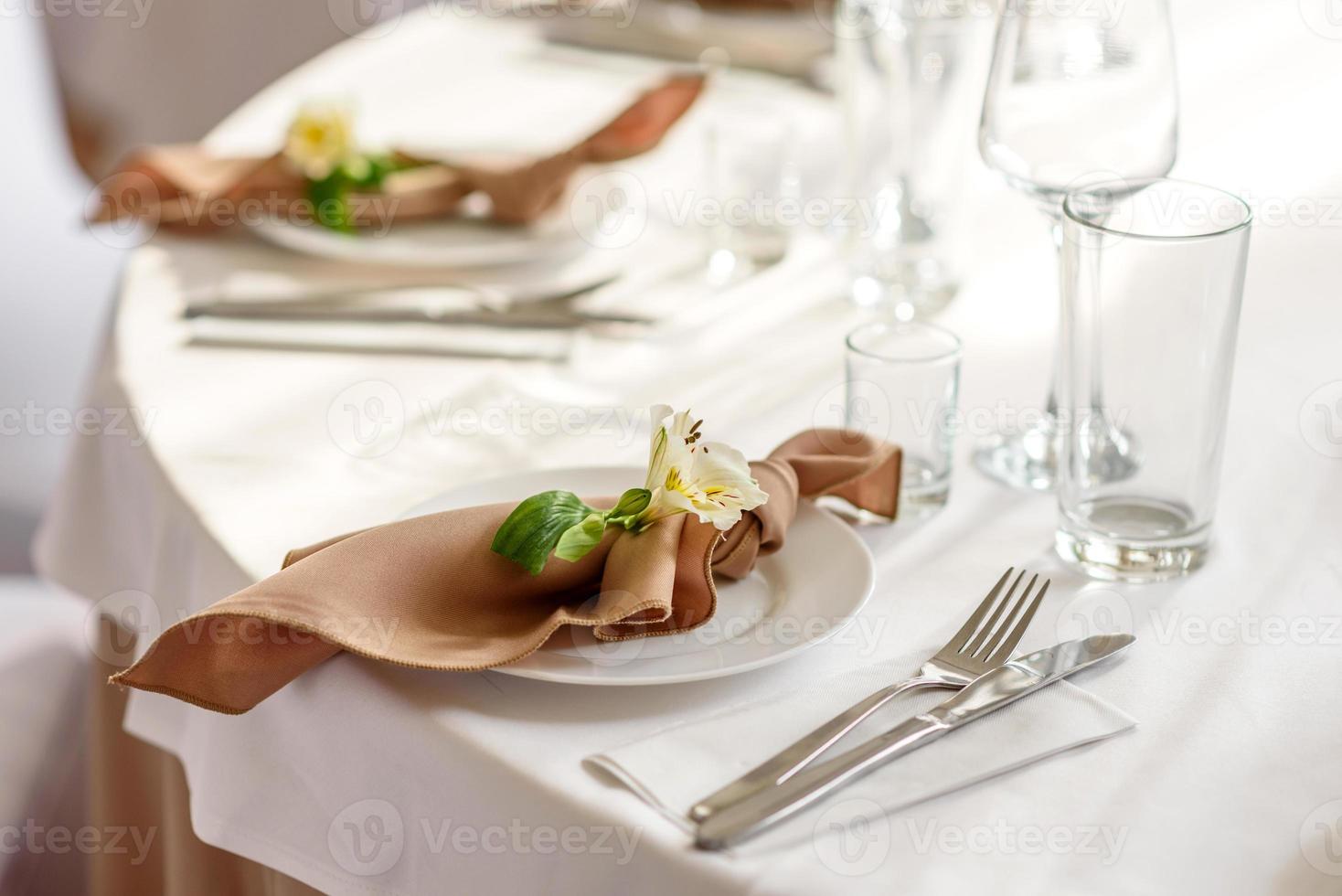 schöne Dekoration des Hochzeitsurlaubs mit Blumen und Grün mit Floristendekoration foto