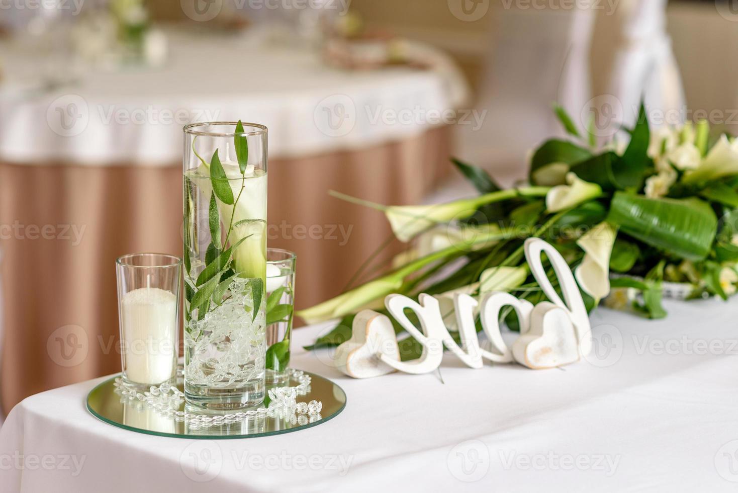 schöne Dekoration des Hochzeitsurlaubs mit Blumen und Grün mit Floristendekoration foto