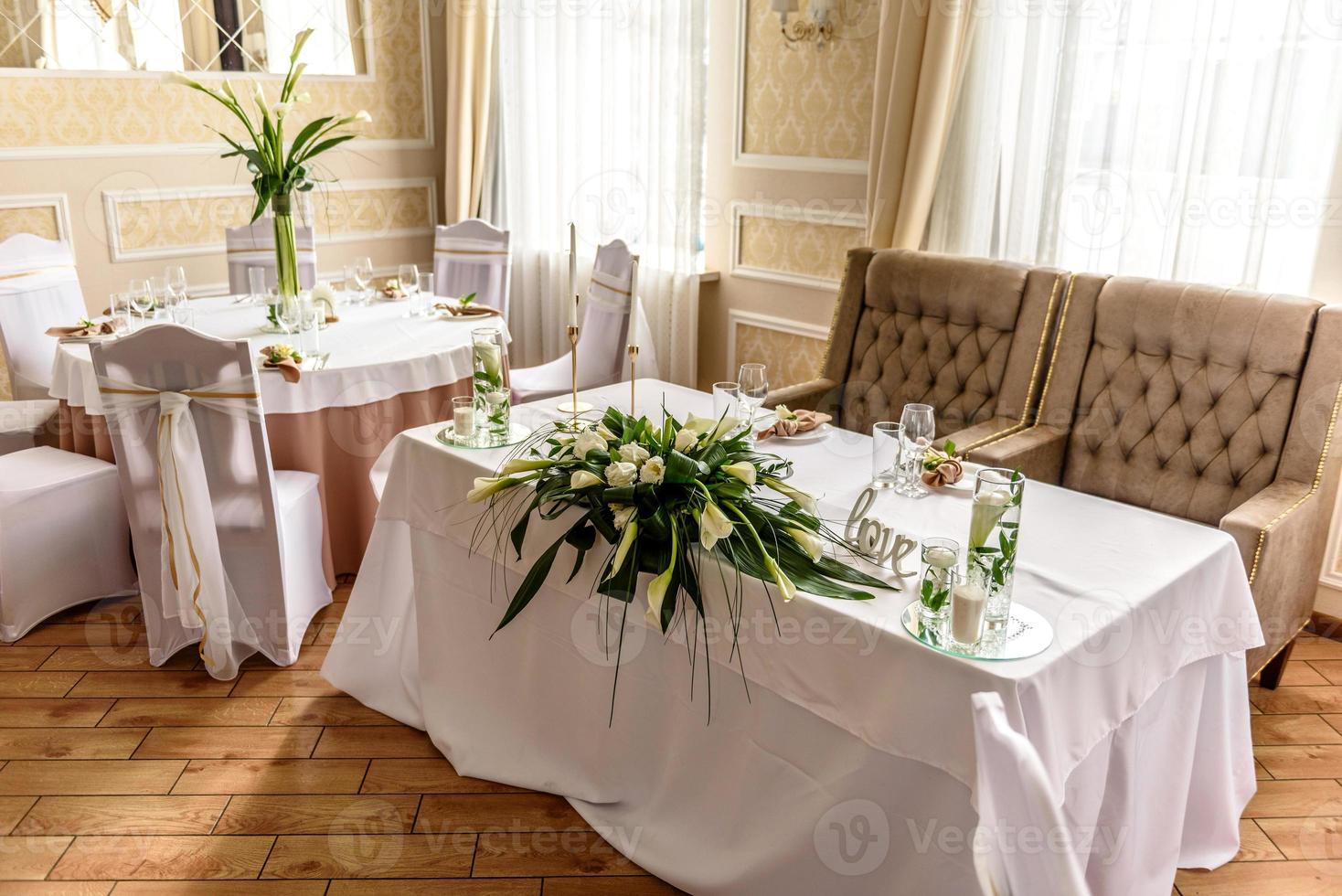 schöne Dekoration des Hochzeitsurlaubs mit Blumen und Grün mit Floristendekoration foto