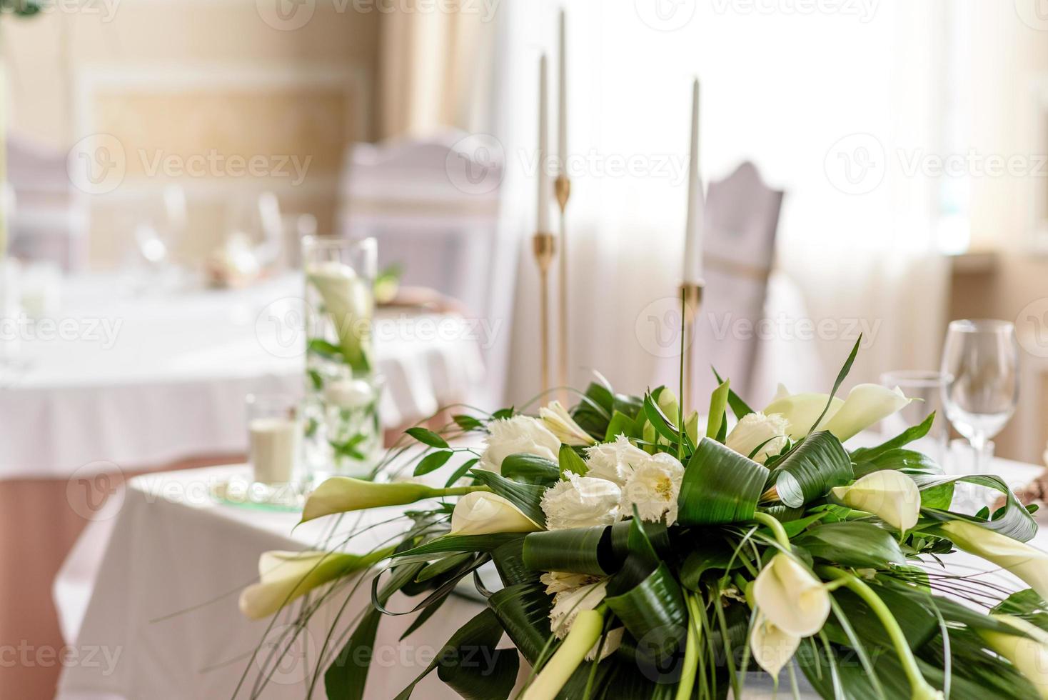 schöne Dekoration des Hochzeitsurlaubs mit Blumen und Grün mit Floristendekoration foto