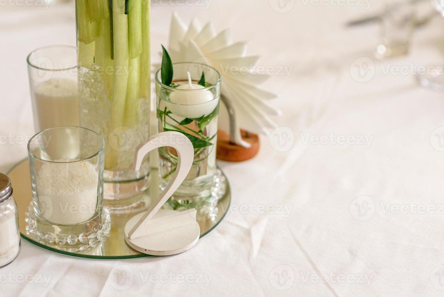 schöne Dekoration des Hochzeitsurlaubs mit Blumen und Grün mit Floristendekoration foto