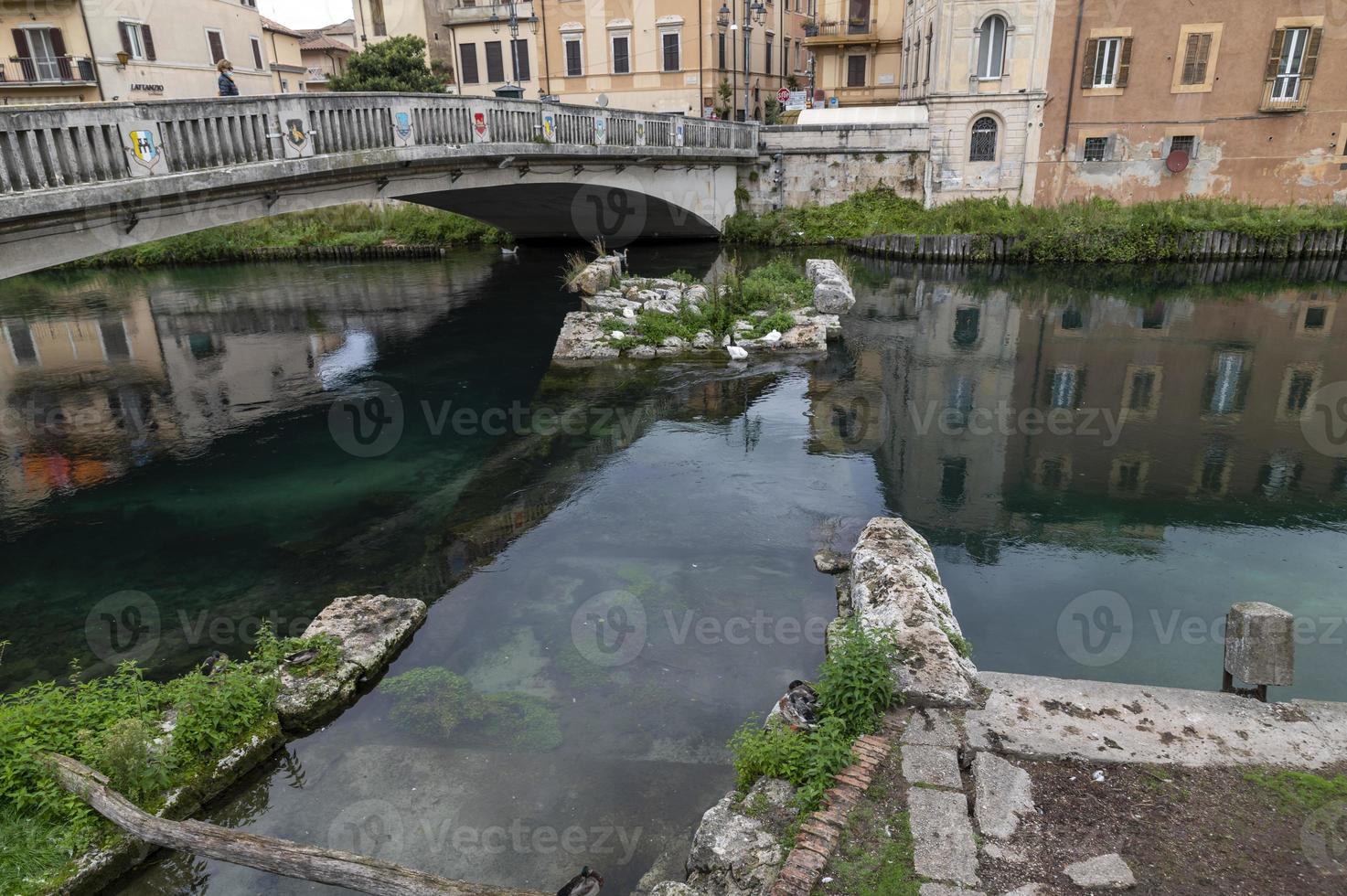 Römische Brücke über den Fluss Velino in der Stadt Rieti, Italien, 2020 foto