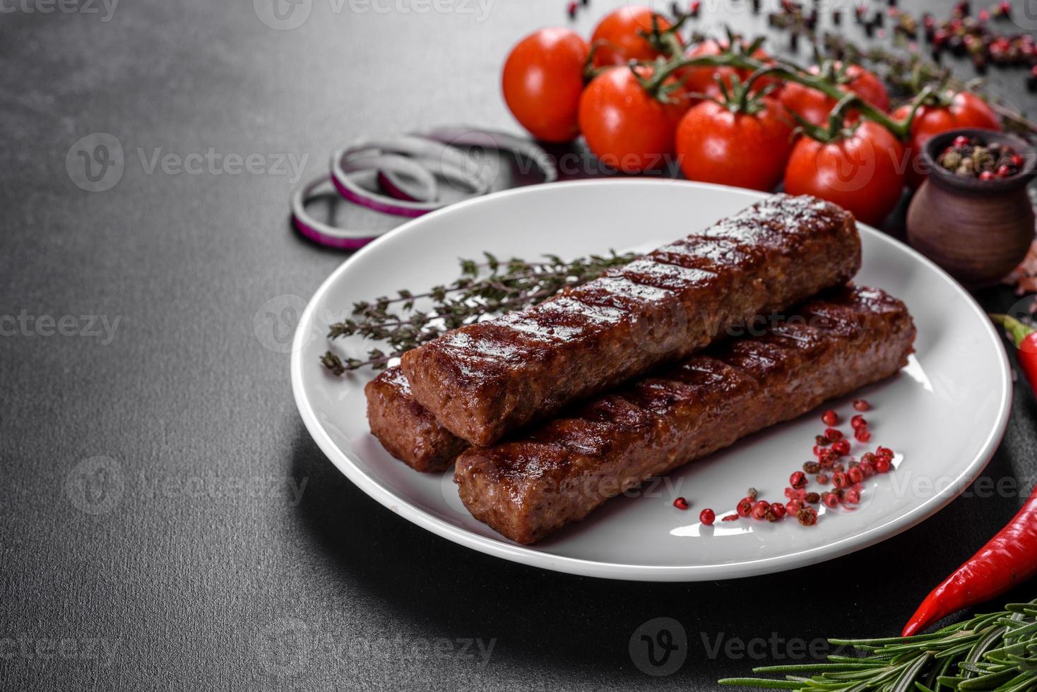 frischer leckerer Kebab gegrillt mit Gewürzen und Kräutern foto