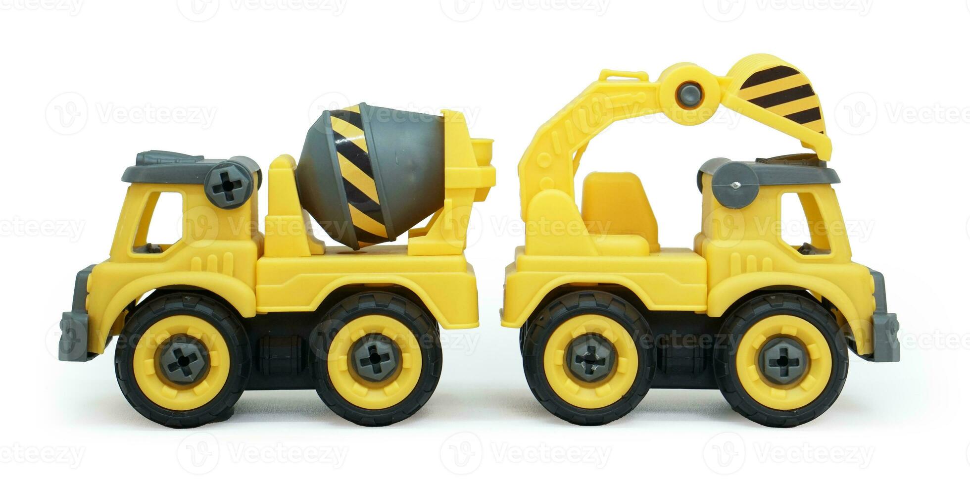 Gelb Plastik Spielzeug von Beton Rührgerät und Bagger LKW isoliert auf Weiß Hintergrund. schwer Konstruktion Fahrzeug. foto