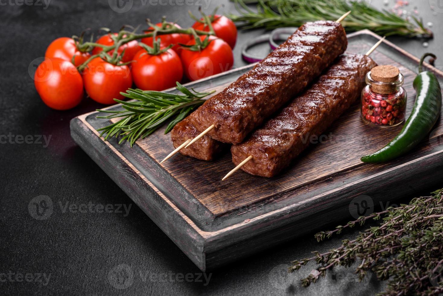 frischer leckerer Kebab gegrillt mit Gewürzen und Kräutern foto