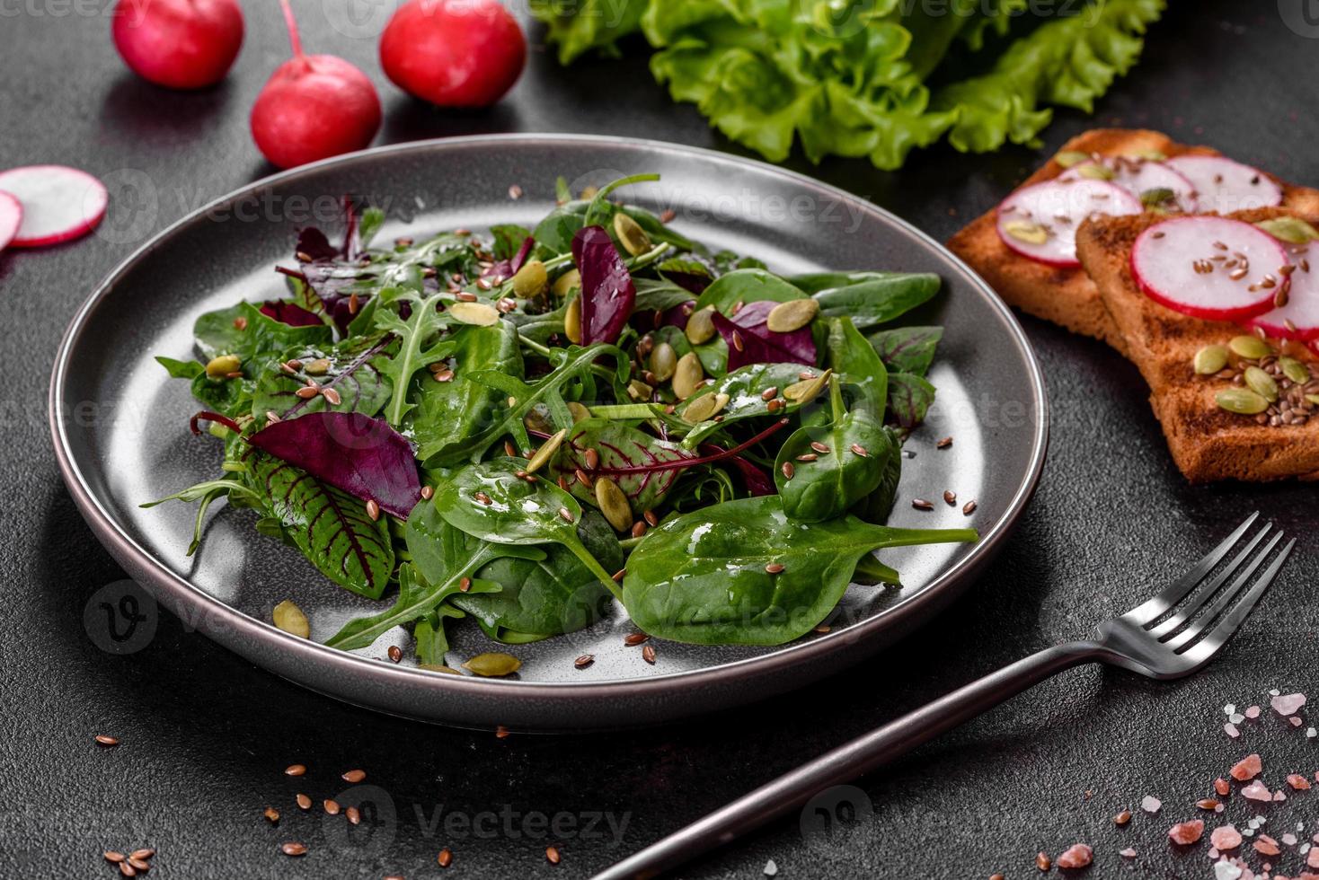 frischer saftiger Salat mit Mangoldblättern, Rucola, Spinat und Rüben foto