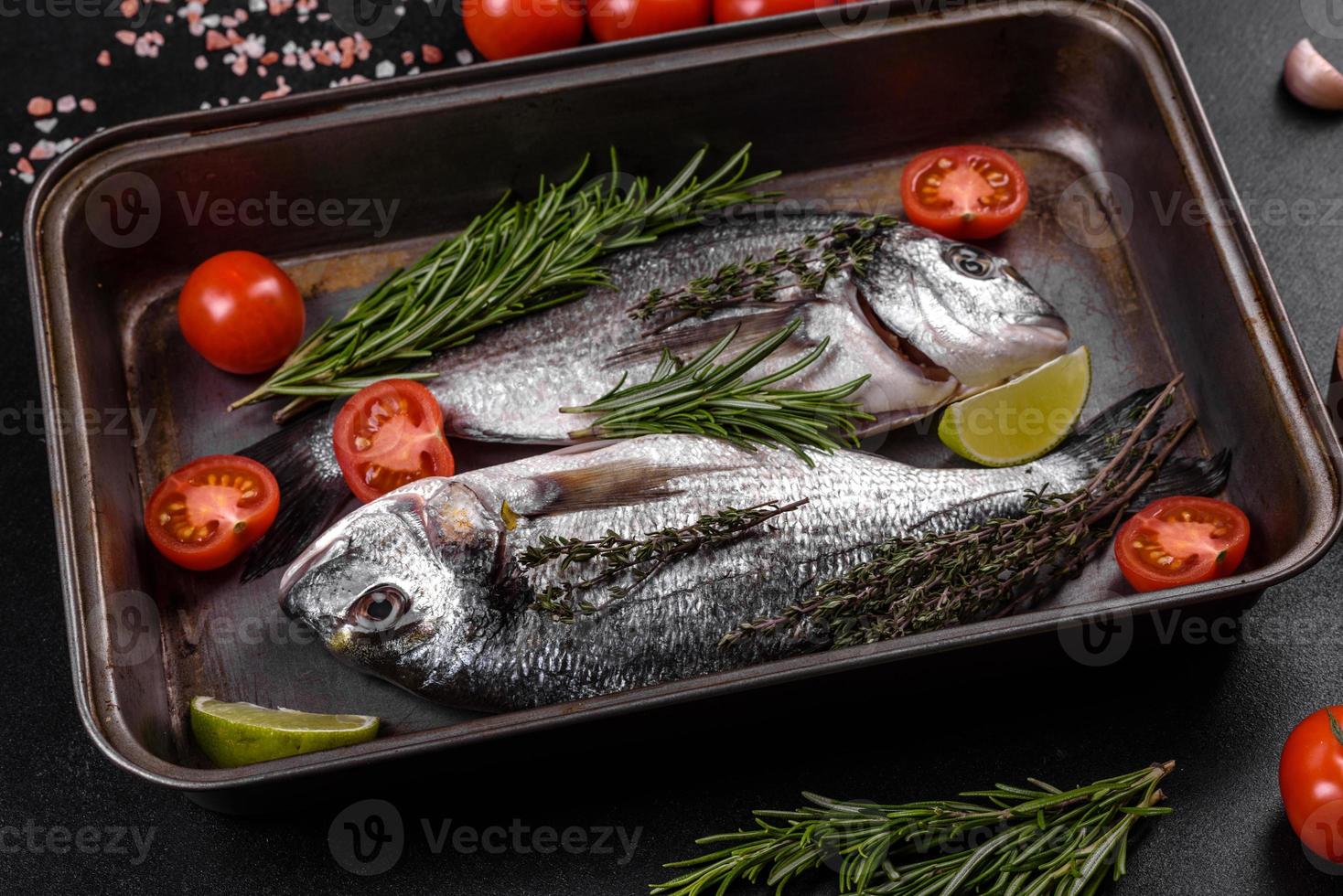 roher Dorado-Fisch mit Gewürzen, die auf Schneidebrett kochen. frischer Fisch Dorado foto