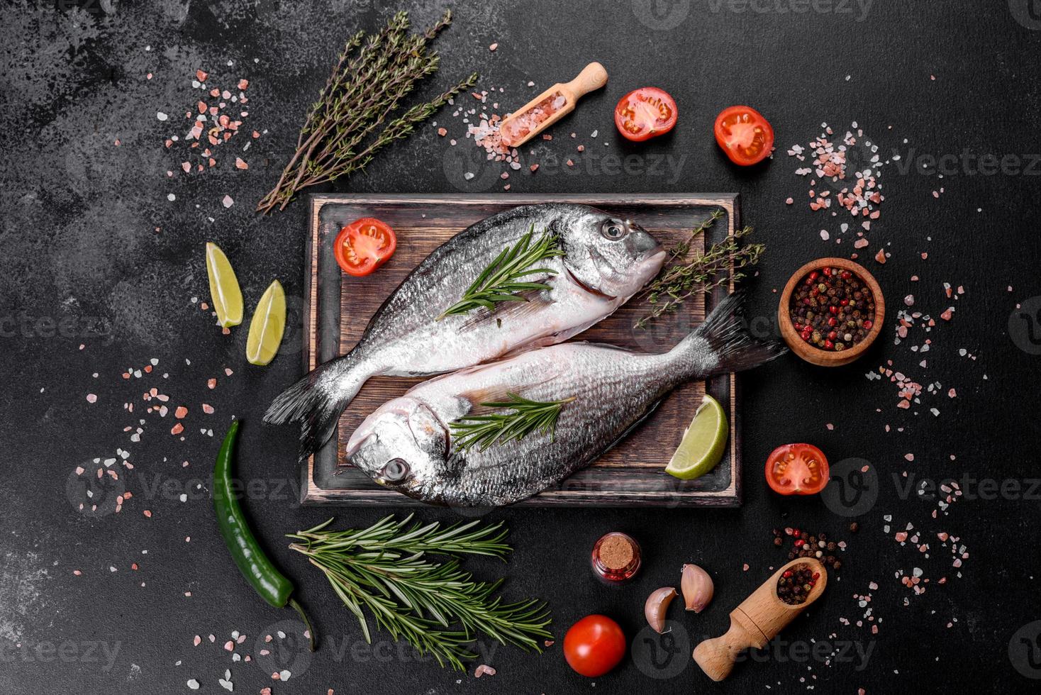 roher Dorado-Fisch mit Gewürzen, die auf Schneidebrett kochen. frischer Fisch Dorado foto