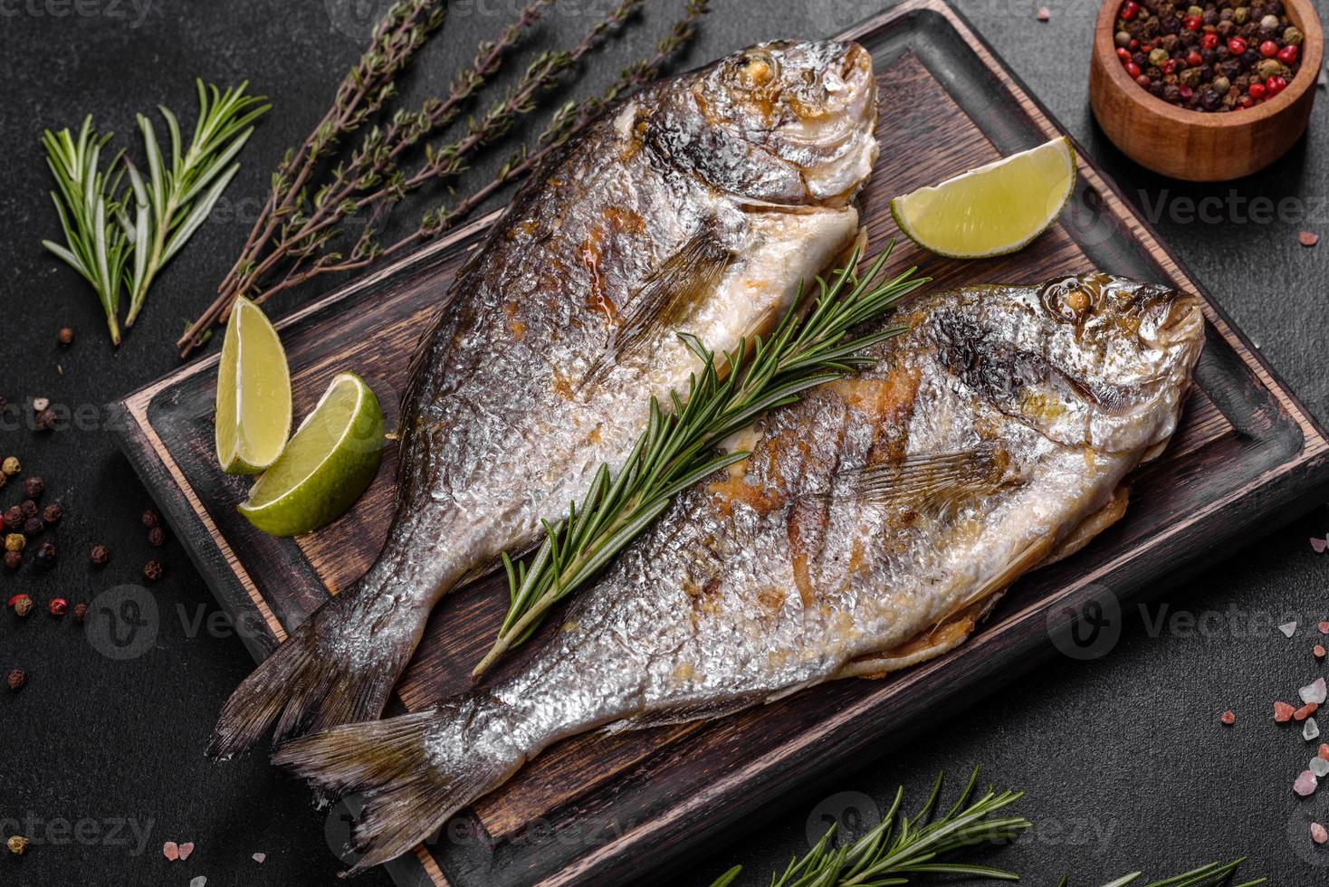 köstlicher Dorado auf dem Grill mit Gewürzen und Kräutern gebacken. Dorado gekocht auf ungefähr foto